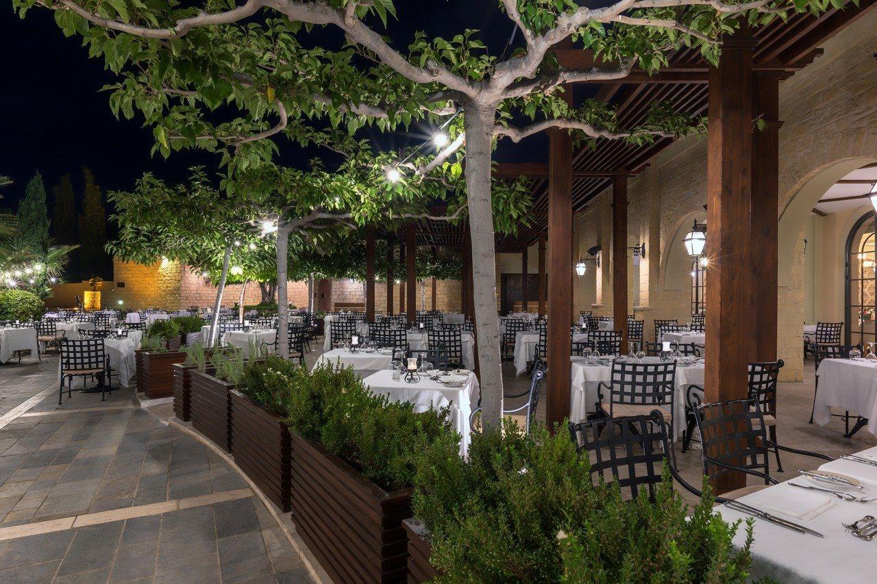 Elysium Otel Pafos Dış mekan fotoğraf The restaurant at night