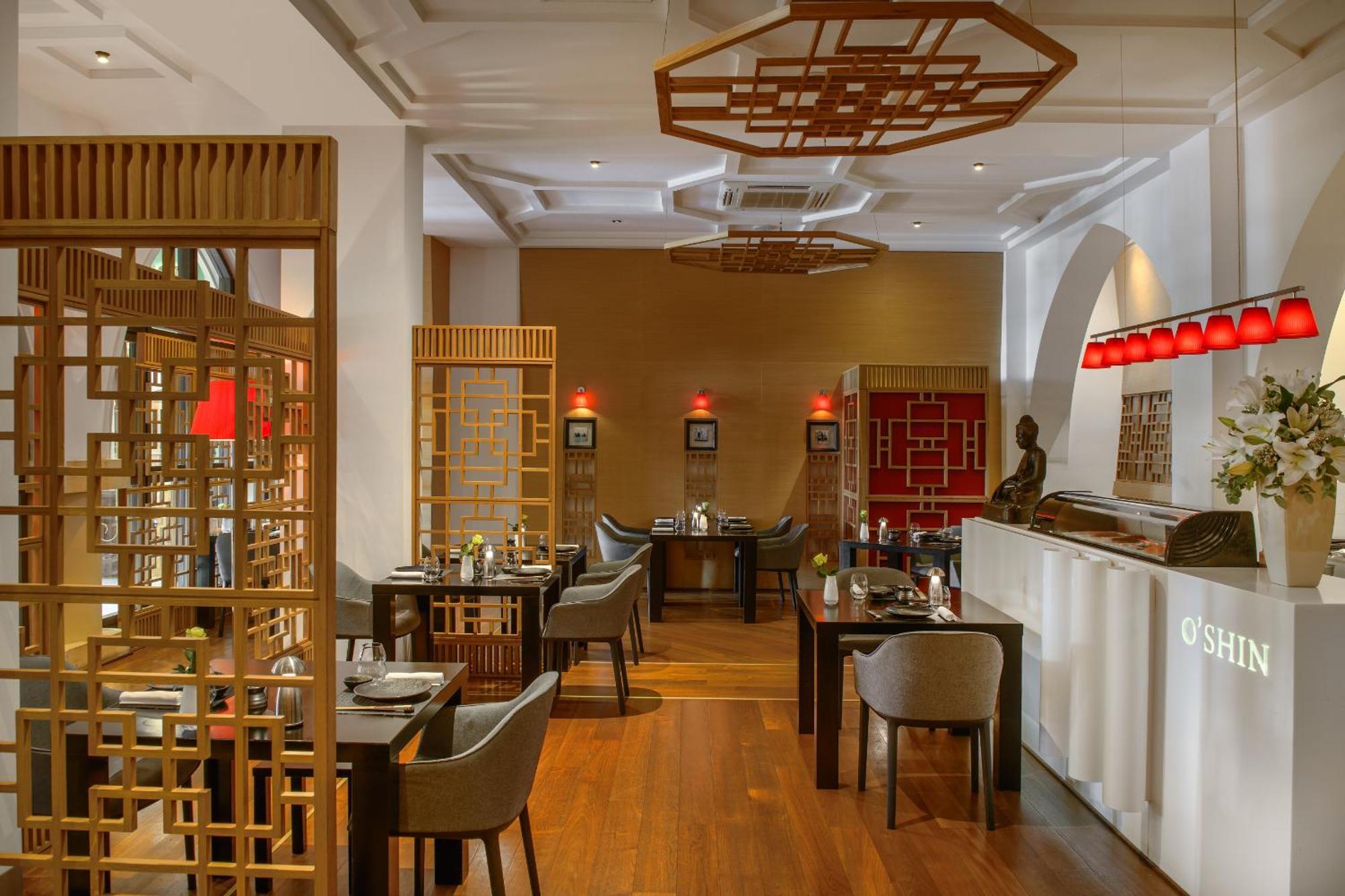 Elysium Otel Pafos Dış mekan fotoğraf Interior of a restaurant in the hotel
