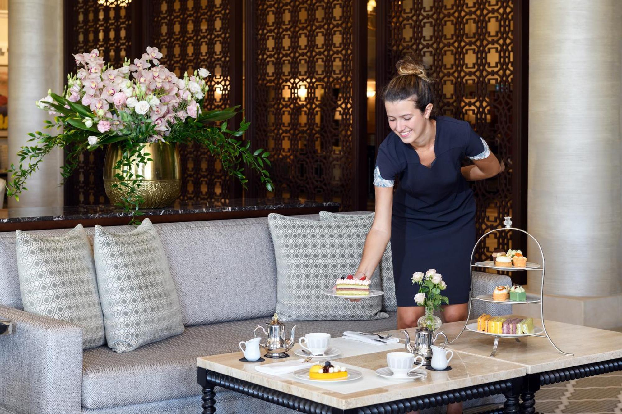 Elysium Otel Pafos Dış mekan fotoğraf A hotel maid serving afternoon tea