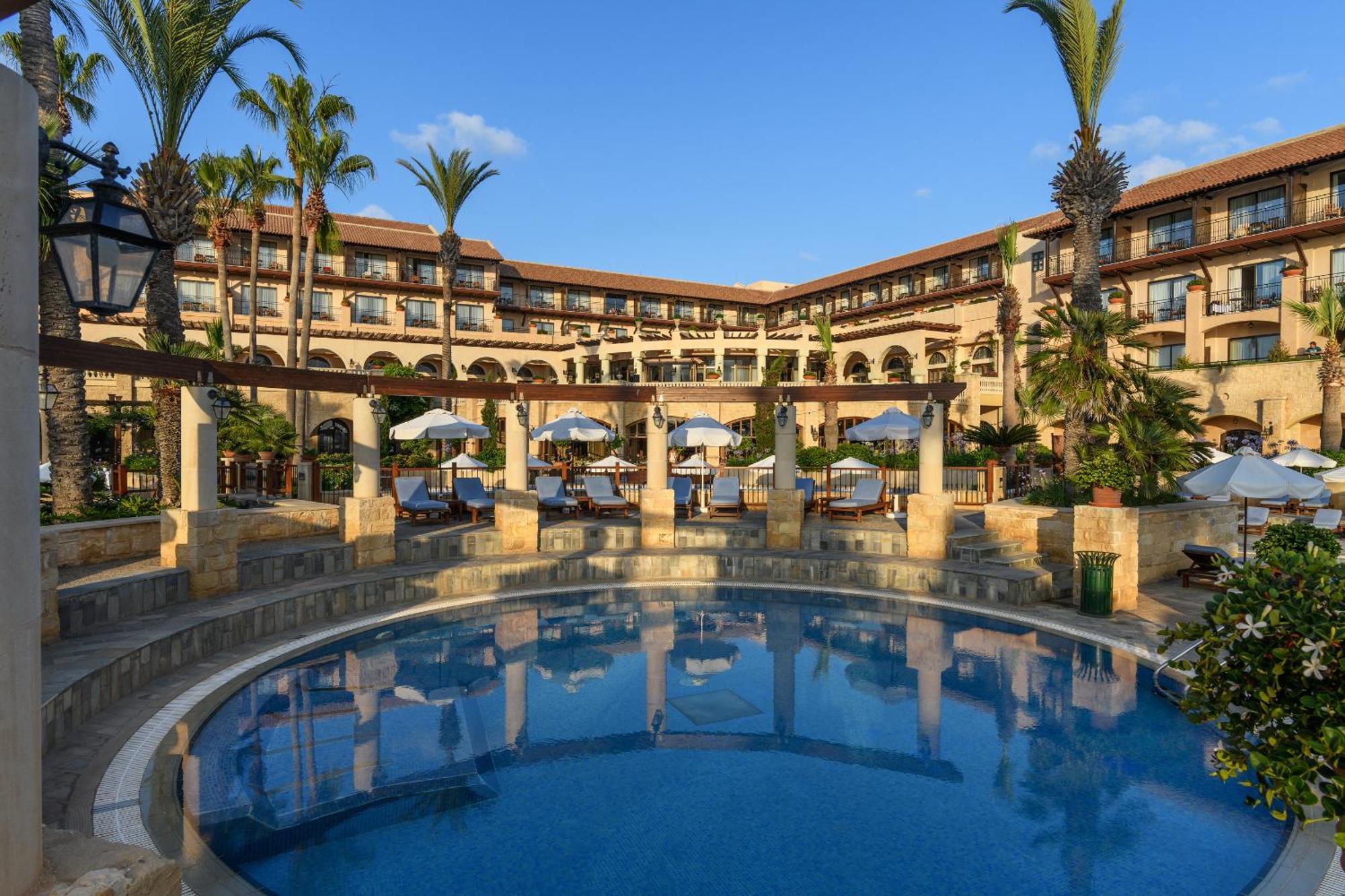 Elysium Otel Pafos Dış mekan fotoğraf The hotel's main pool