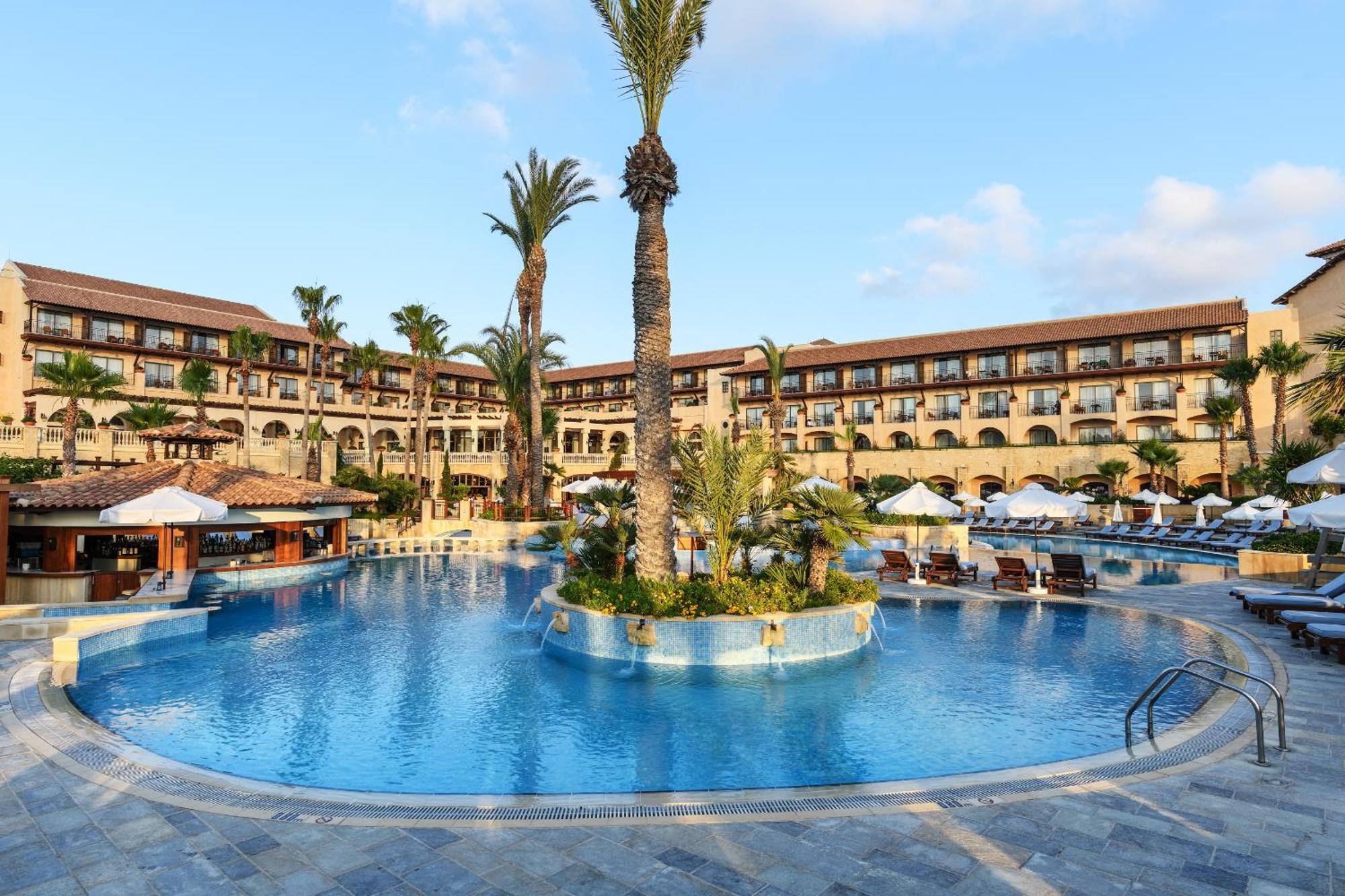 Elysium Otel Pafos Dış mekan fotoğraf Pool at the Nissi Beach Hotel