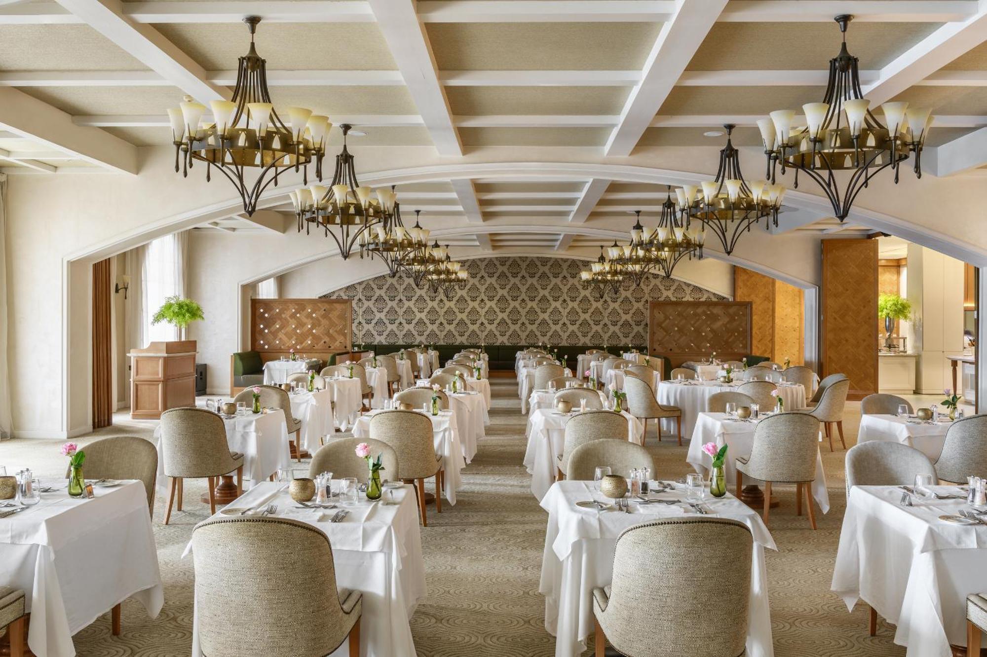 Elysium Otel Pafos Dış mekan fotoğraf The restaurant at the hotel
