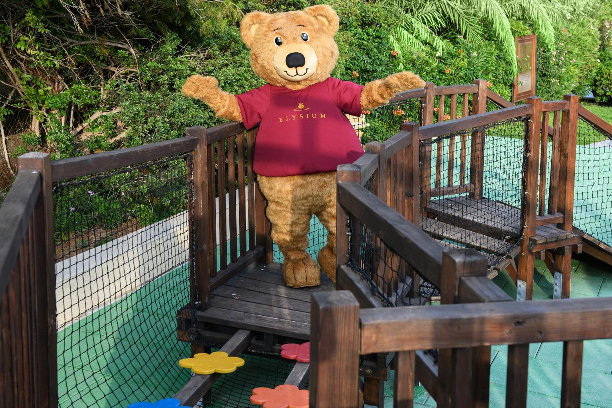 Elysium Otel Pafos Dış mekan fotoğraf The Bear at the entrance to the Bear Trail