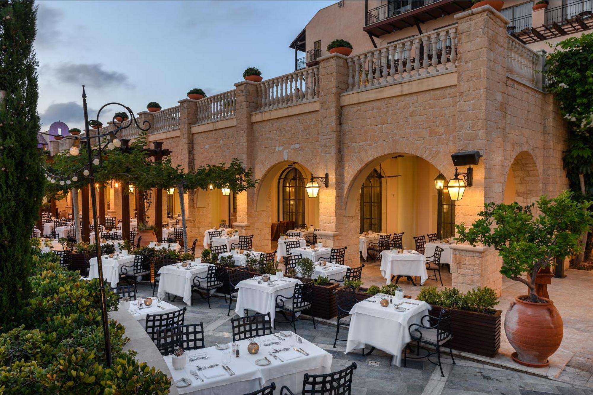 Elysium Otel Pafos Dış mekan fotoğraf The restaurant at the hotel
